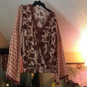 Bell-bottom sleeve shirt